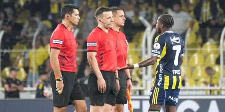 Ali Koç isyan bayrağını çekmişti! Eski hakemler penaltı beklenen pozisyonları yorumladı
