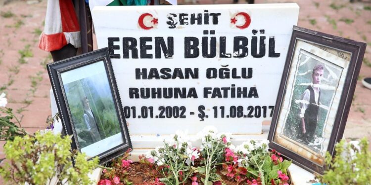 Ampute Futbol Milli Takımı kupayı Şehit Eren Bülbül ve annesine ithaf etti