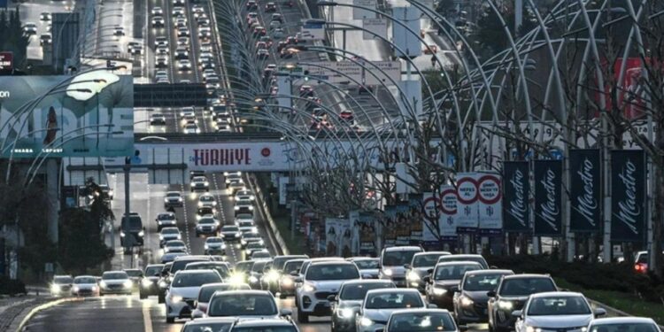 Ankara’da trafik kaosu! Vatandaşlar yollarda yürüdü: Okullar açıldı ne olacak?