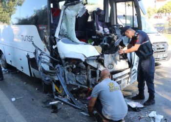 Antalya’da midibüsler çarpıştı: 15 yaralı