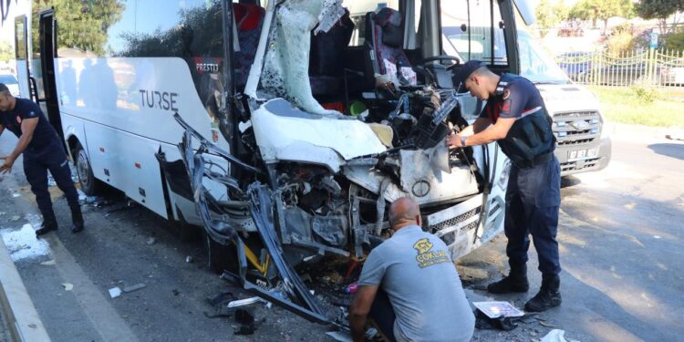 Antalya’da midibüsler çarpıştı: 15 yaralı