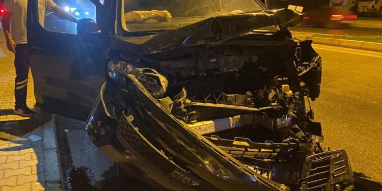 Antalya’da üç aracın çarpıştığı kazada 5 kişi yaralandı