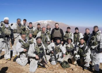 Askerlerle poz verip tehdit etti: Çekilmeyeceğiz