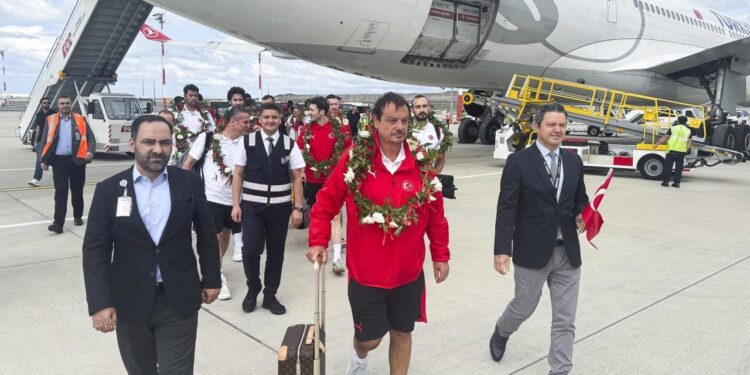 Avrupa 2’ncisi 12 Dev Adam, yurda döndü! Ergin Ataman gözyaşlarını tutamadı