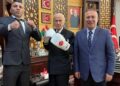Bahçeli boksör Avni Yıldırım’ı ağırladı, boks eldiveniyle poz verdi!