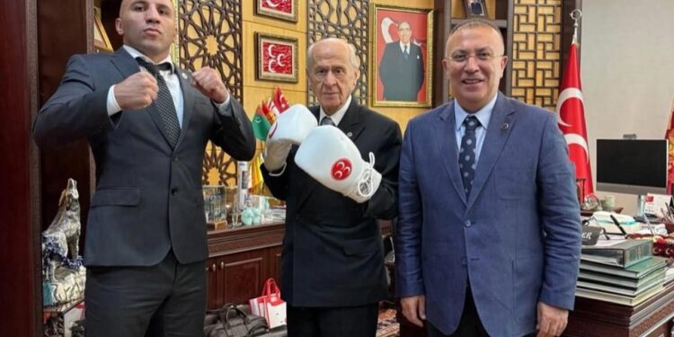 Bahçeli boksör Avni Yıldırım’ı ağırladı, boks eldiveniyle poz verdi!