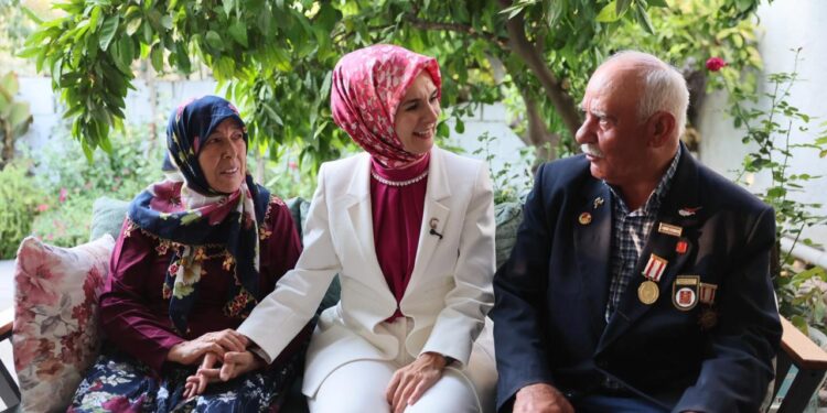 Bakan Göktaş’tan, evliliklerinde 48 yılı geride bırakan Bulut çiftine ziyaret