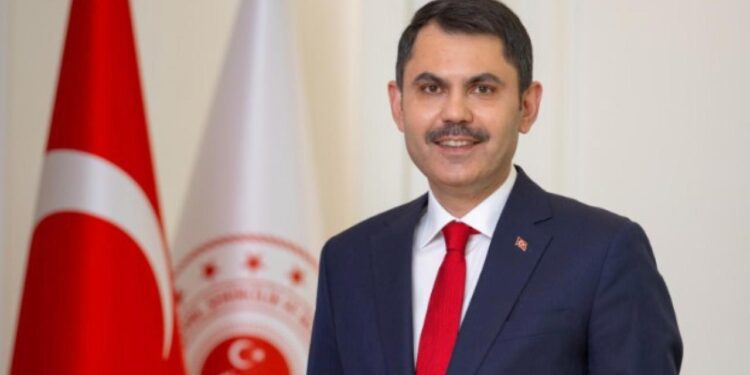 Bakan Kurum, depremde hasar gören Sındırgı’da vatandaşlarla bir araya geldi