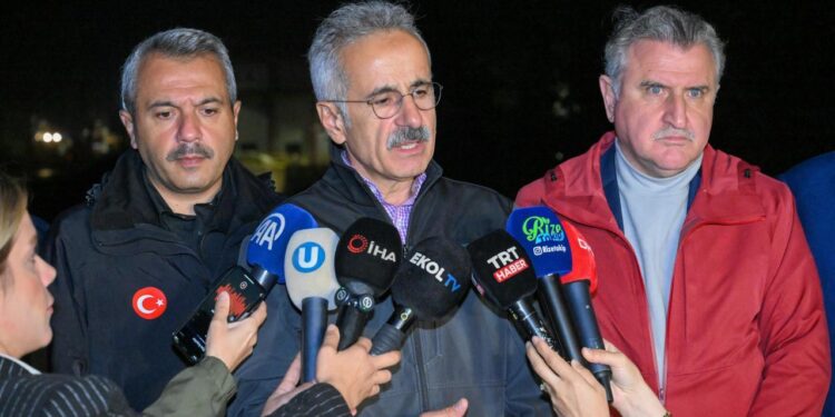 Bakan Uraloğlu sel sularının vurduğu Rize’de! Vatandaşlara kritik uyarı