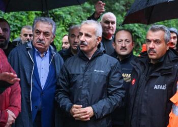 Bakan Uraloğlu selin vurduğu Rize’de: Yaraları sarmak için gece gündüz çalışıyoruz