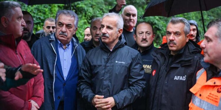 Bakan Uraloğlu selin vurduğu Rize’de: Yaraları sarmak için gece gündüz çalışıyoruz