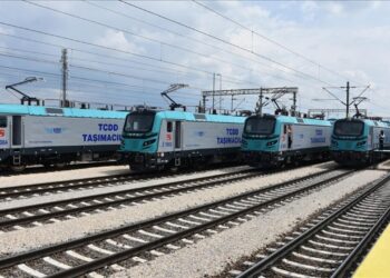 Bakan Uraloğlu, Türkiye’nin ilk 6 akslı elektrikli lokomotifinin üretileceğini bildirdi