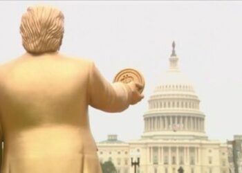 Beyaz Saray’ın karşısına Trump’ın Bitcoin tuttuğu heykeli dikildi