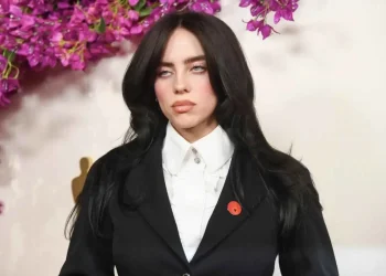 Eilish’ten dev bağış, milyarderlere gönderme