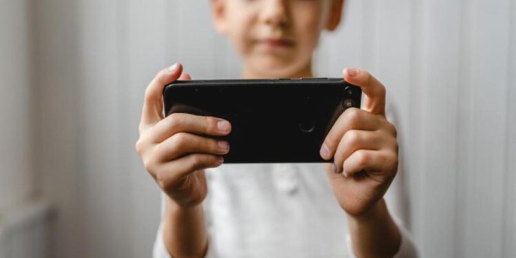 Bir AB ülkesinde daha yürürlüğe girdi! Okullarda akıllı telefon yasağı!