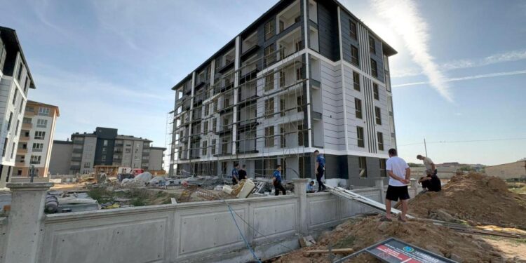 Boya yaparken inşaatın 4. katından düştü