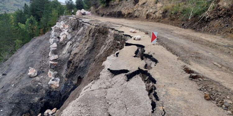 Bozkurt’ta heyelan: Köy yolu ulaşıma kapandı