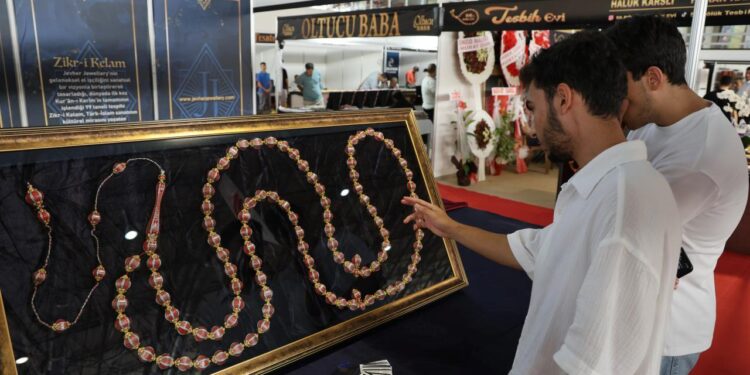 Bu tesbihe değer biçilemiyor! Kur’an-ı Kerim sayfalarını tek tek nakşettiler