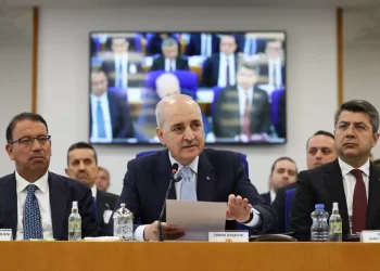 Numan Kurtulmuş’tan sert tepki, salonu terk etti