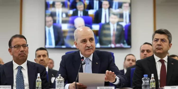Numan Kurtulmuş’tan sert tepki, salonu terk etti
