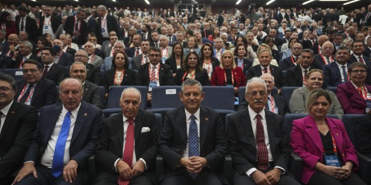 CHP 22. Olağanüstü Kurultayı başladı! Özel tek aday, Kılıçdaroğlu katılmadı