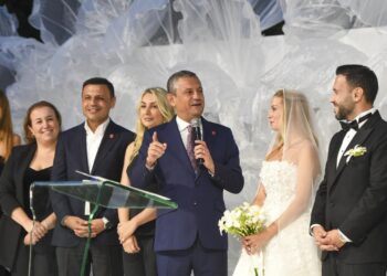 CHP Genel Başkanı Özel, Gökan Zeybek’in oğlunun düğününe katıldı