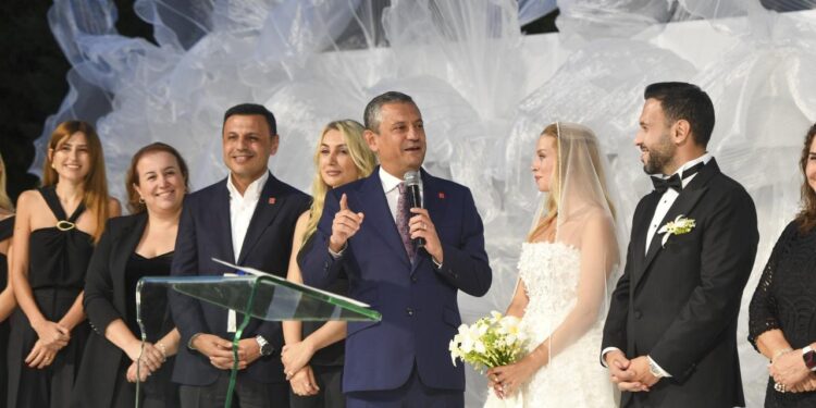 CHP Genel Başkanı Özel, Gökan Zeybek’in oğlunun düğününe katıldı