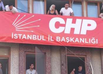 CHP’nin Bahçelievler’deki binasına ‘İstanbul İl Başkanlığı’ yazısı asıldı