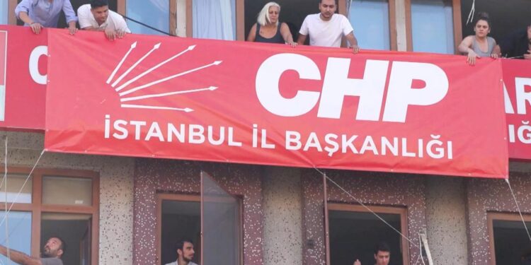 CHP’nin Bahçelievler’deki binasına ‘İstanbul İl Başkanlığı’ yazısı asıldı