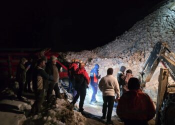 Çığ nedeniyle mahsur kalan 15 kişi kurtarıldı