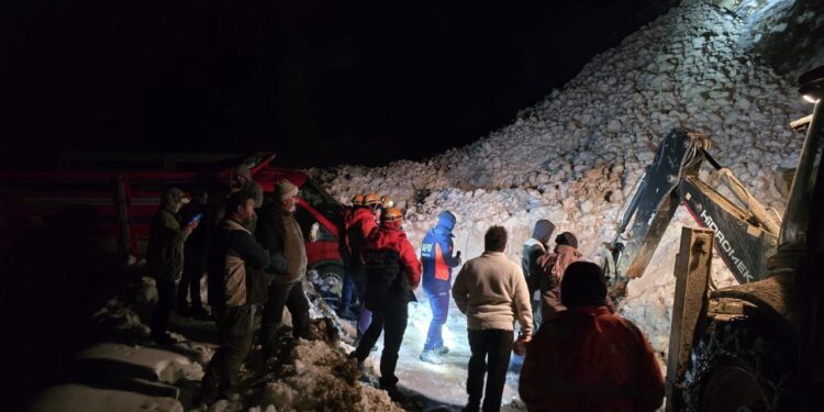 Çığ nedeniyle mahsur kalan 15 kişi kurtarıldı