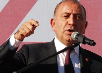 Daireler, villalar, benzin istasyonları… Gürsel Tekin’den canlı yayında Halk TV’ye tepki