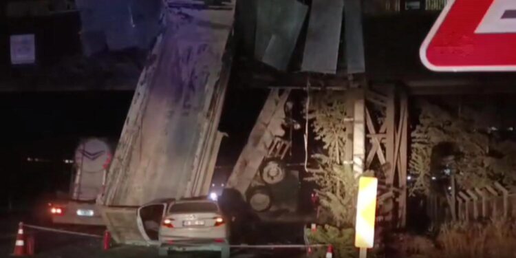 Damperi açılan kamyona otomobil çarptı: 1 ölü, 3 yaralı