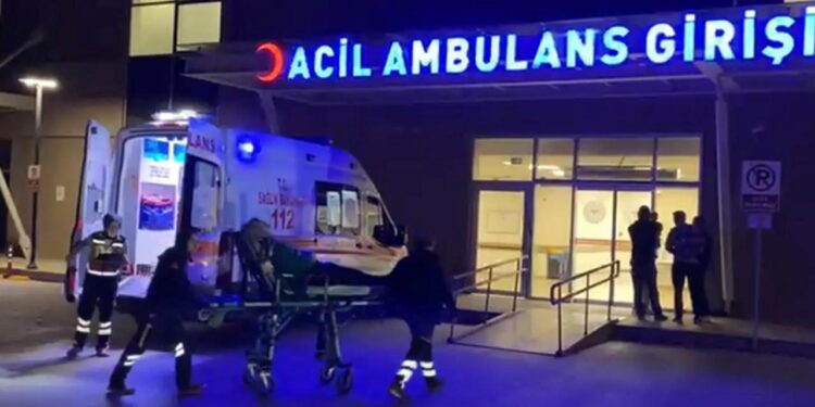 Düğünde tavuk döner ve pilav yiyen 10’u çocuk 92 kişi hastanelik oldu