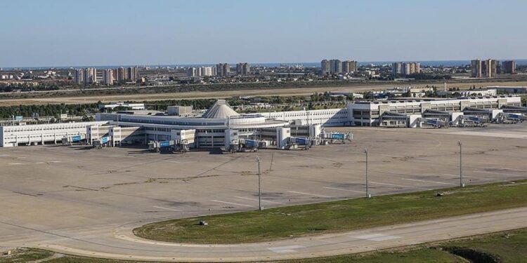 Ege ve Akdeniz’deki havalimanları yaz sezonunda turistlerle rekora uçtu