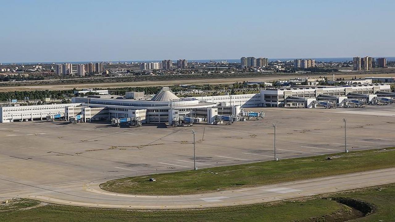 Ege ve Akdeniz’deki havalimanları yaz sezonunda turistlerle rekora uçtu