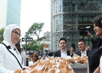 Emine Erdoğan, Türkevi’nin yakınına kurulan simit standını ziyaret etti