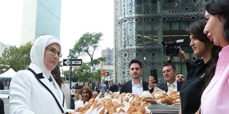 Emine Erdoğan, Türkevi’nin yakınına kurulan simit standını ziyaret etti