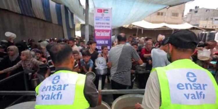 Ensar Vakfı’ndan Gazze’de anlamlı yardım: Sıcak yemek dağıtımı yapıldı