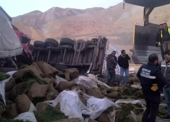 Erzincan’da Tır Kazası: 2 Sürücü Yaralandı