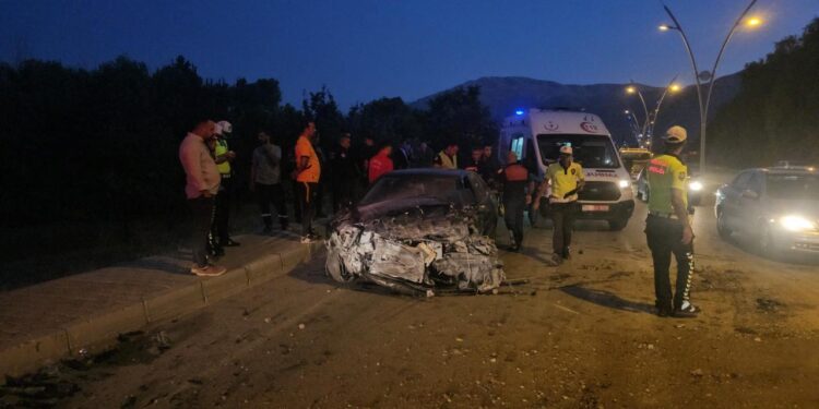 Erzincan’da otomobilin kamyonetle çarpıştı: 3 yaralı