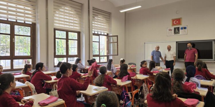 Eyüpsultan’daki imam hatip öğrencileri okulun ilk gününde Hanzala ile tanıştı