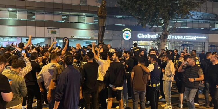 Fenerbahçeli taraftarlar, Sadettin Saran’ın başkan seçilmesini stat önünde kutladı
