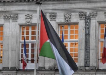 Fransa’da 52 belediye binasına Filistin bayrağı asıldı