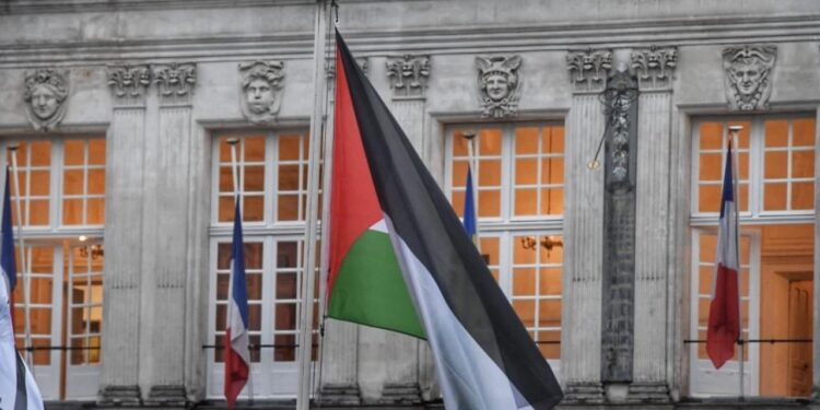 Fransa’da 52 belediye binasına Filistin bayrağı asıldı