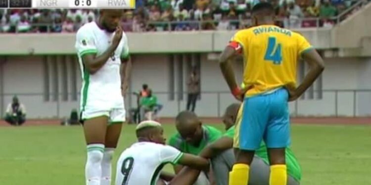 Galatasaray kabusu yaşıyor! Yıldız isim sakatlanarak oyundan çıktı