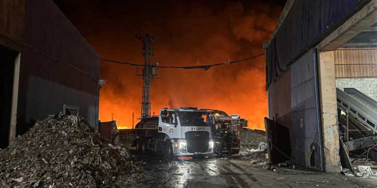 Geri dönüşüm fabrikasının bahçesinde çıkan yangın kontrol altında!