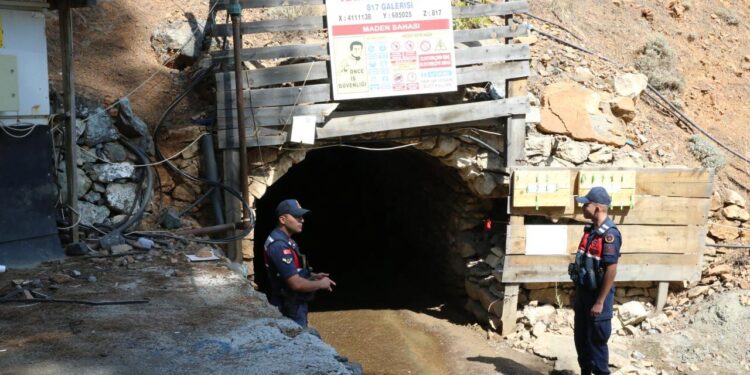 Göçük altında kalan 2 işçiyi kurtarma çalışmaları sürüyor!
