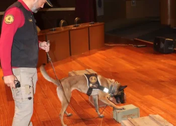 Köpeklerin narkotik gösterisi öğrencileri mest etti!