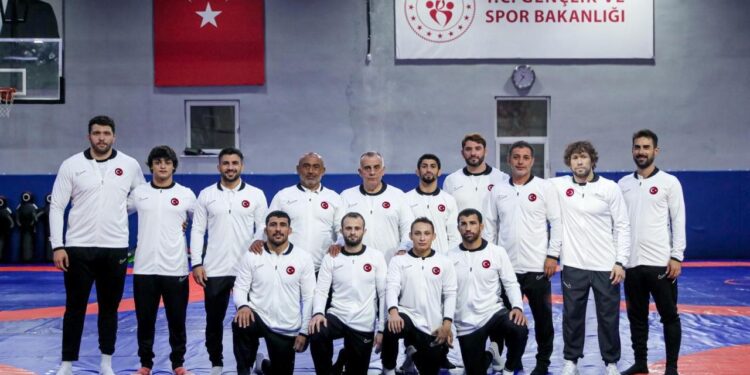 Güreşçiler, Dünya Şampiyonası’nda 3 madalya kazandı